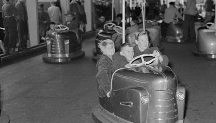 Botsautootjes op de najaarskermis tussen 1940 en 1950