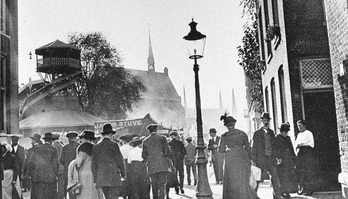 Een gedeelte van de Kermis. Gezien vanuit de Mariënburgsestraat. 1921