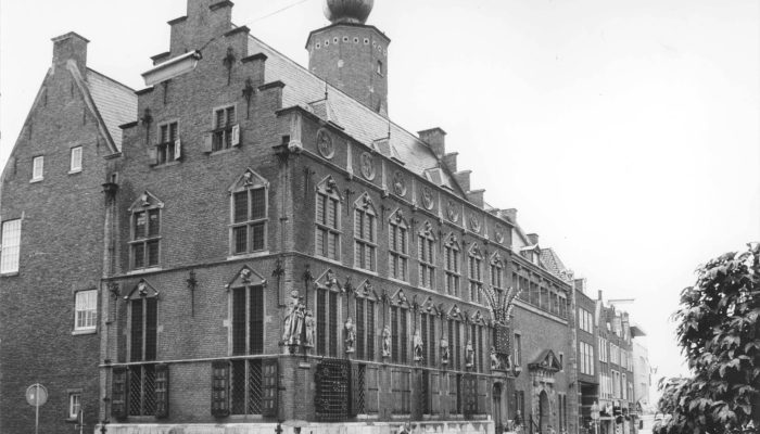 Het gezicht op de voorgevel van het Stadhuis, links de Korte Nieuwstraat, 1978